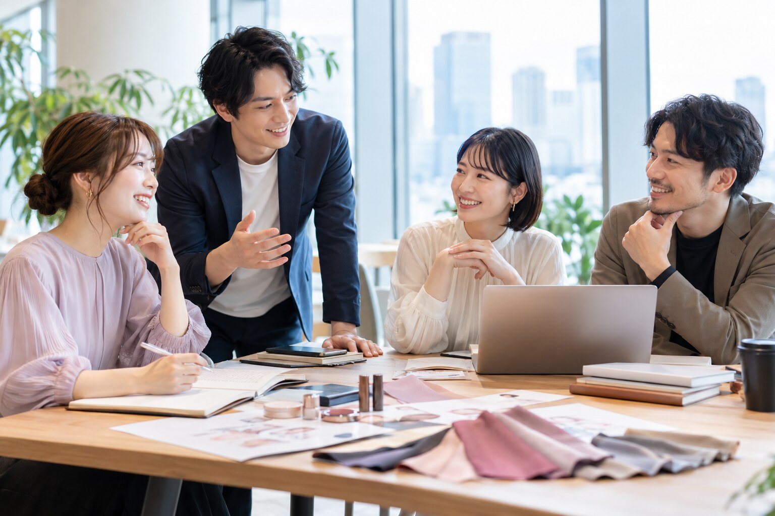 福利厚生について話し合う社員たち